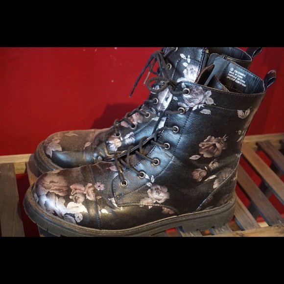 Boots - Picture 4 of 5